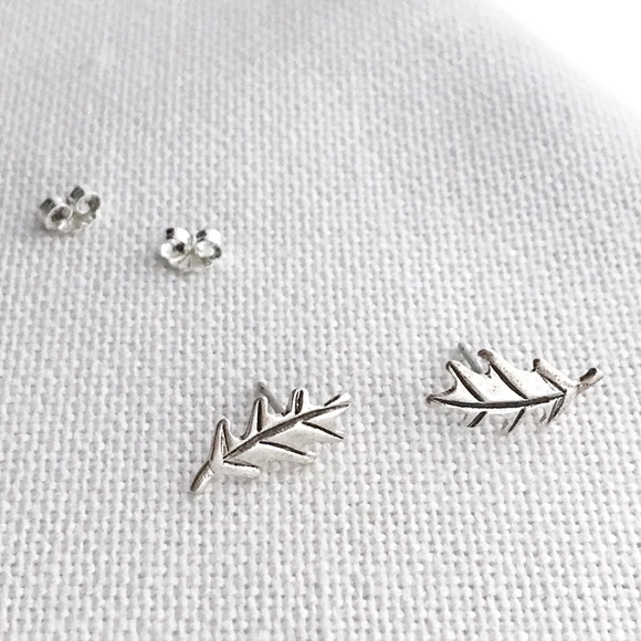 New STERLING SILVER Oak Leaf Stud Post Earrings - Picture 2 of 3